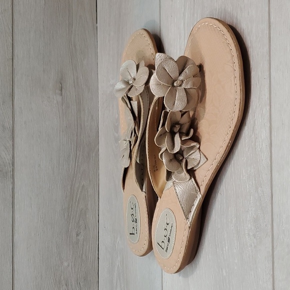 B.O.C.Born Womens Flower Leather Thong Sandals shoes sz 10 - Picture 1 of 12